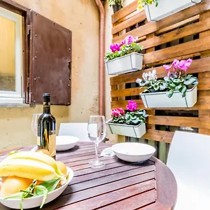 Trevi Fountain Garden Apartment